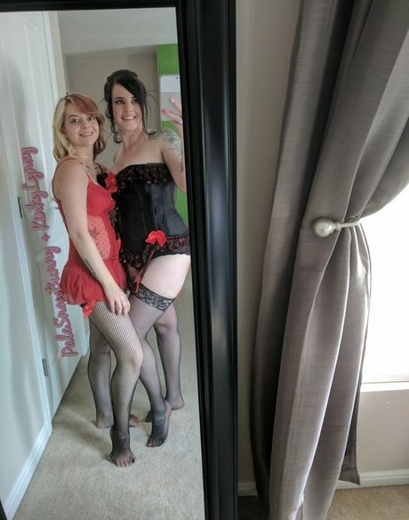 Palesnowbunny model naked photo