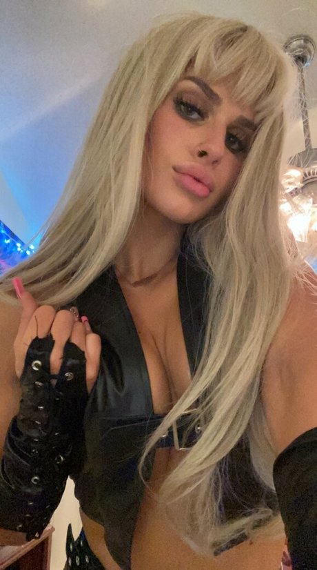 Mayamoneyshot model sexy pic