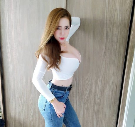 Milky Hamasakii pornstar naked photo