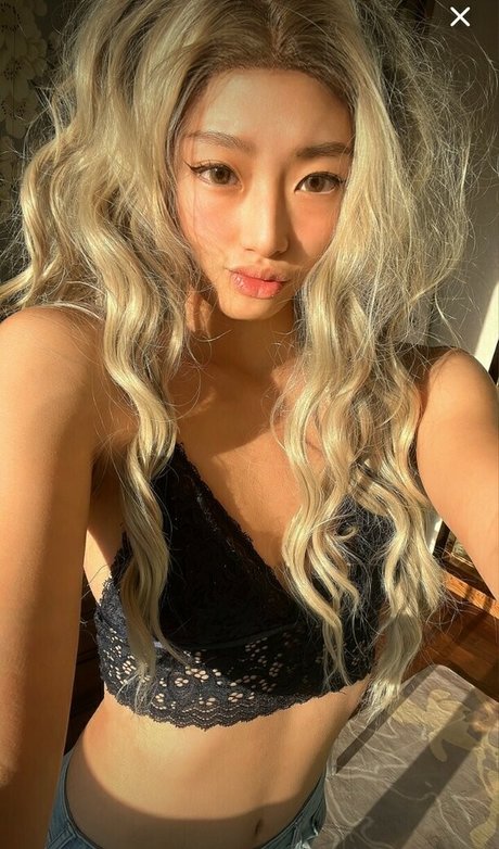 Ari Lee sexy actress pic