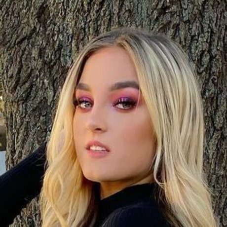 Savanah Moss pornstar naked img