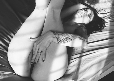 Lauren Van Lom star erotic pictures