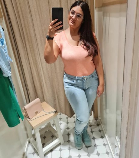 Ann Cygnus model best picture