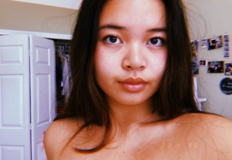 Kattjia naked model image