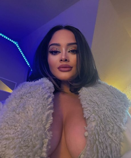 Paolakrystal hd actress photos