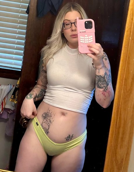 Karuna Satori_ model erotic picture