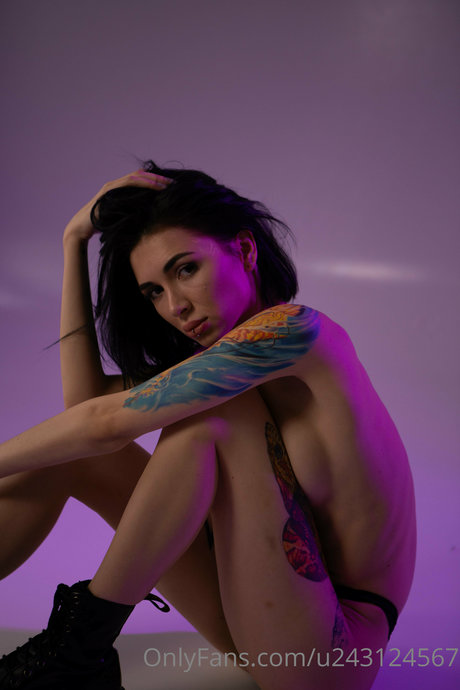 Mika Davis pornstar exclusive pictures