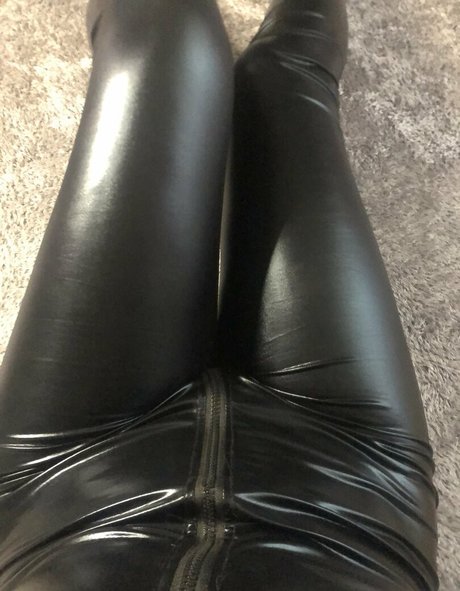 sneakers onlyfans beautiful pic