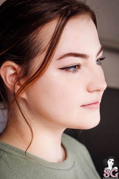 Vesalevine model exclusive images