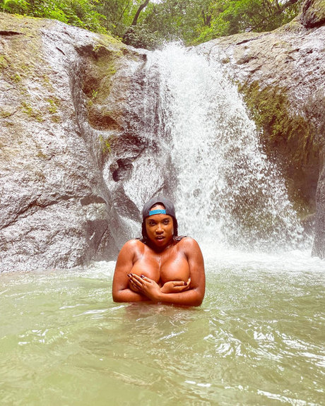 Hot Shot Hanah model porn pics