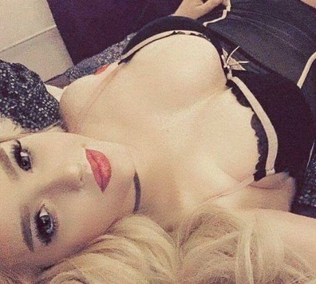 Lostfoxling model erotic photos