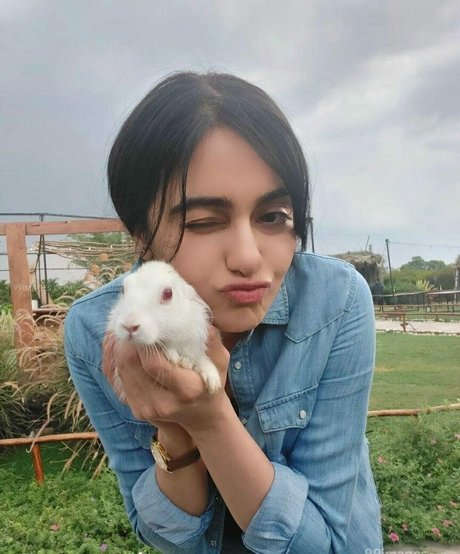 Adah Sharma pretty model images