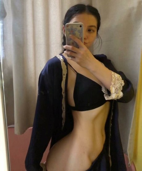 Amber Chan model pornographic images