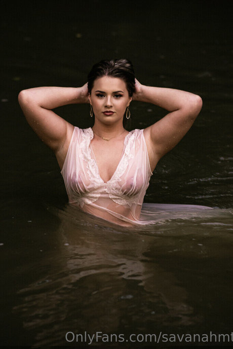 Savanah Thompson model top image