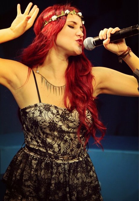 Dulce Maria hot star img