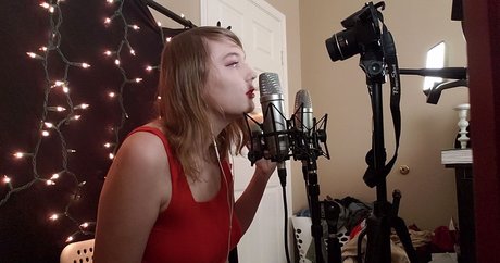 softlygaloshes hot model img