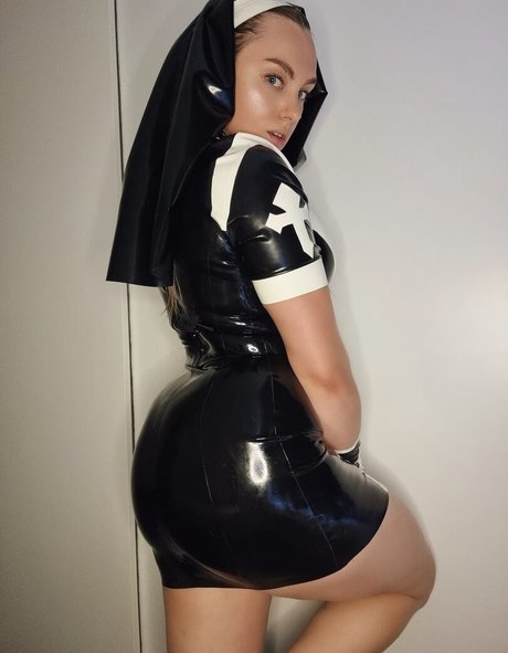 Georginasuccubus naked actress pictures