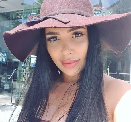 Mizz Ellaa ASMR pornstar naked pics