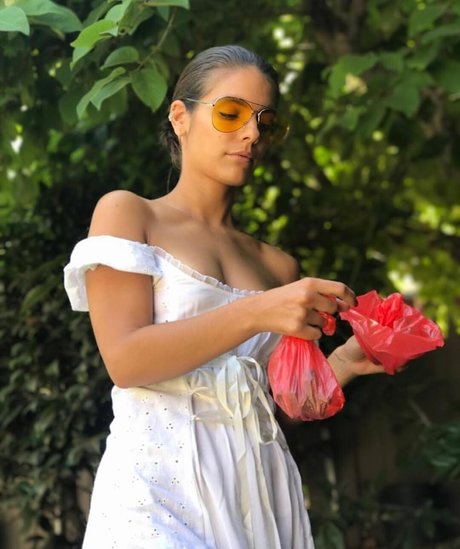 Caitlin Stasey star sexy picture