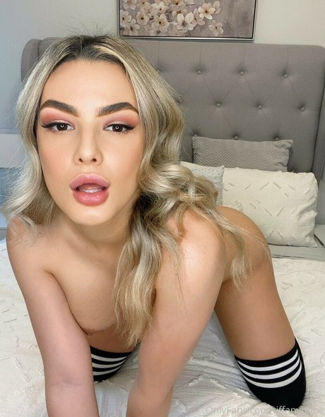 LolaBunnyTape model erotic pics