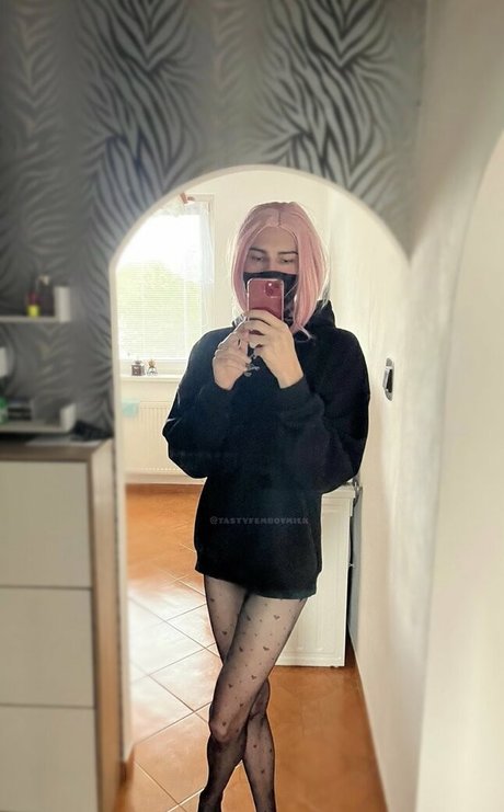 Narreku naked model pic