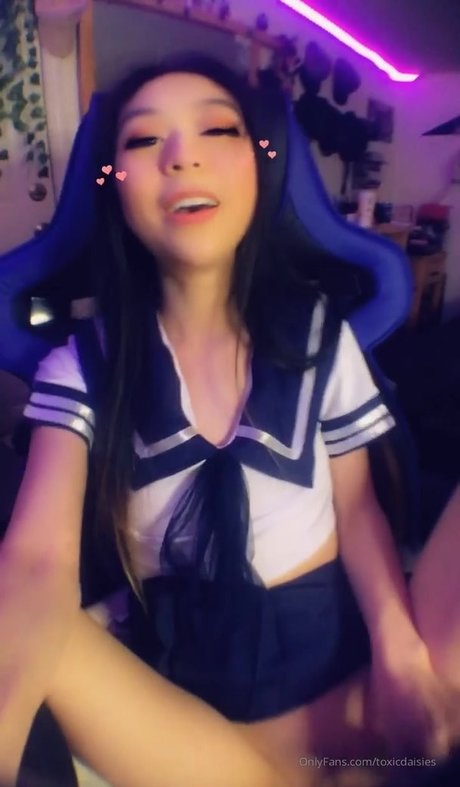 ToxicDaisies model free images