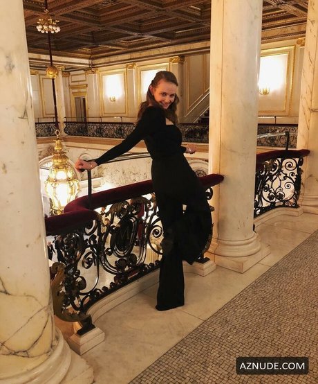 Andi Matichak pretty model pics