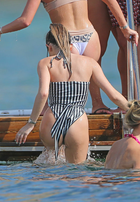 Amber Davies hd model pictures