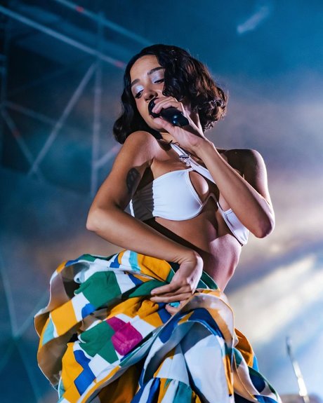 Zeynep Bastik pretty model image