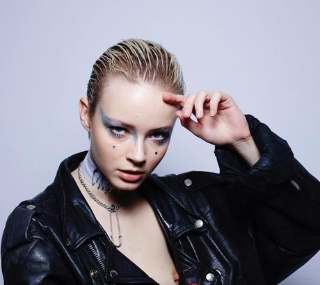 Milkie Way model pornographic photos