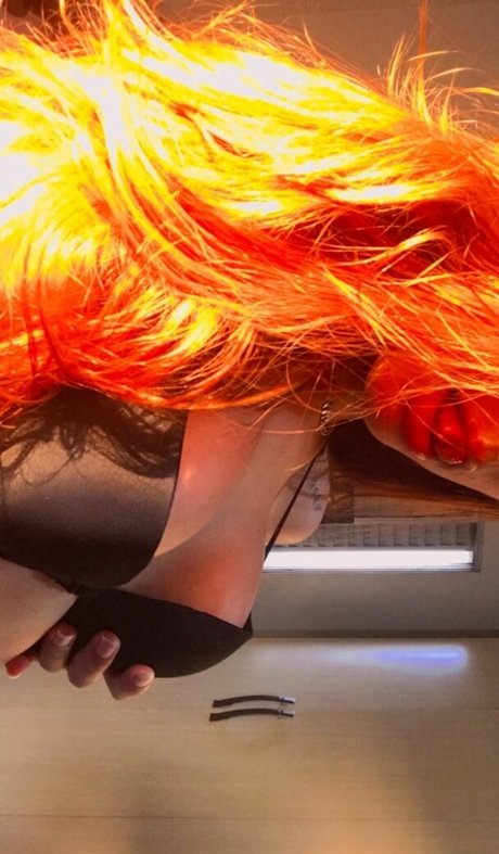 Nicky Oberlin model top img