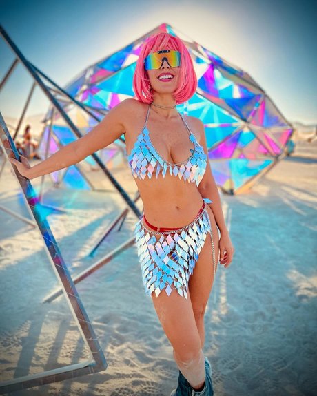 Maria Elisa Camargo exclusive actress images