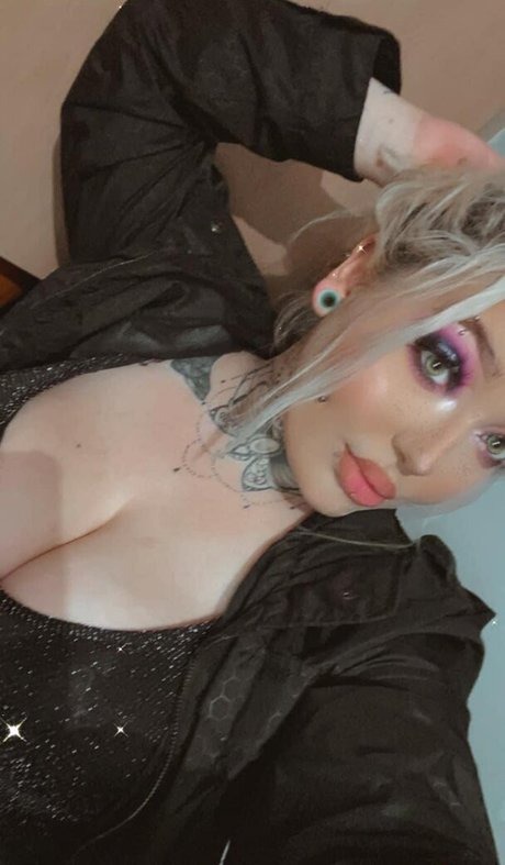 courtneybt1ts pornstar beautiful img