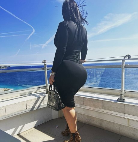 nadine djelassi model naked pictures