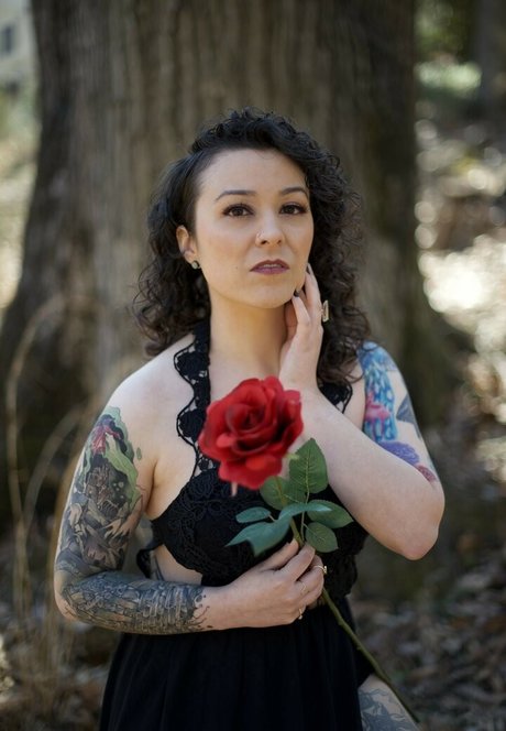 LadyDevann pretty model pic