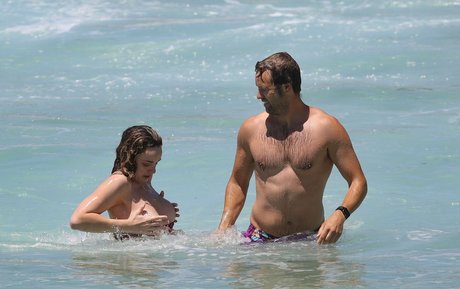 Bbie Chtfield hot actress pics