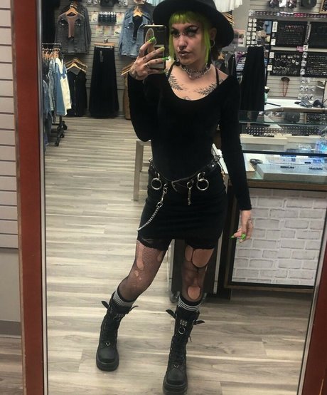 Ch0ke Cherry pornstar nude pics