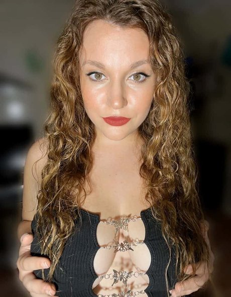 Carmen Curvy star free picture