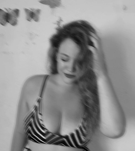 Carmen Curvy pornstar pretty photos