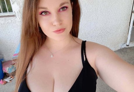 Carmen Curvy model perfect images