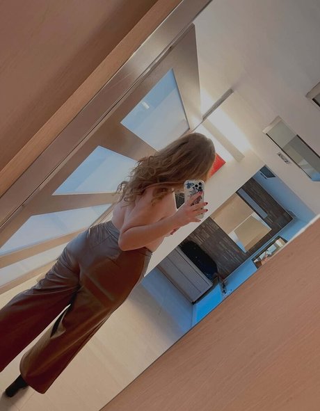 Carmen Curvy top model image