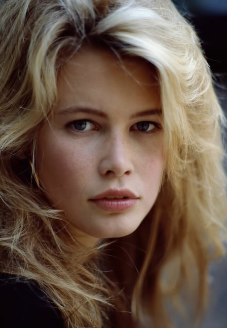 Claudia Schiffer Profile pic