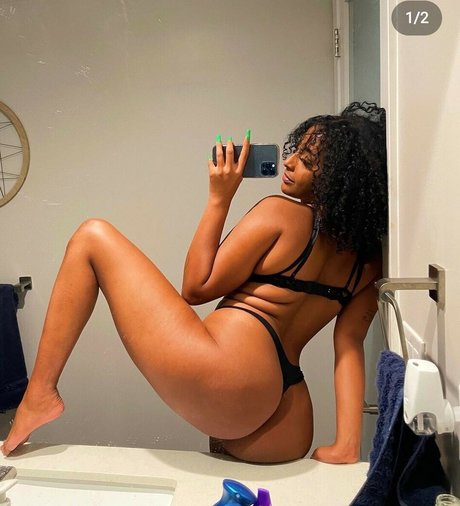 saturnswrld nudes model img