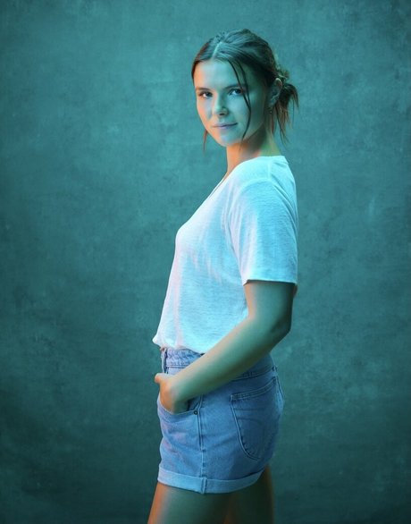 Phoebe Roberts model best picture