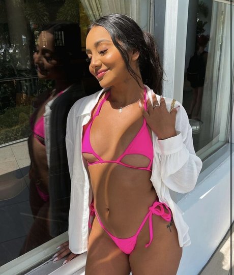 Eblys Mendoza model hd photos