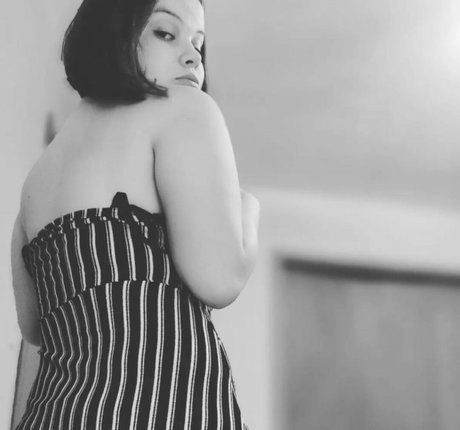 Croline Cpelri model hot pic