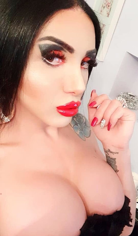 TS Afet Yakar model nude pictures