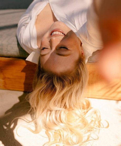 Iskara Lawrence model hot pic