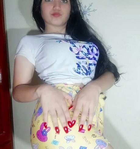 Elis Scratching ASMR sexy model img