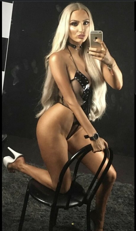 Blondedoll porn model pics